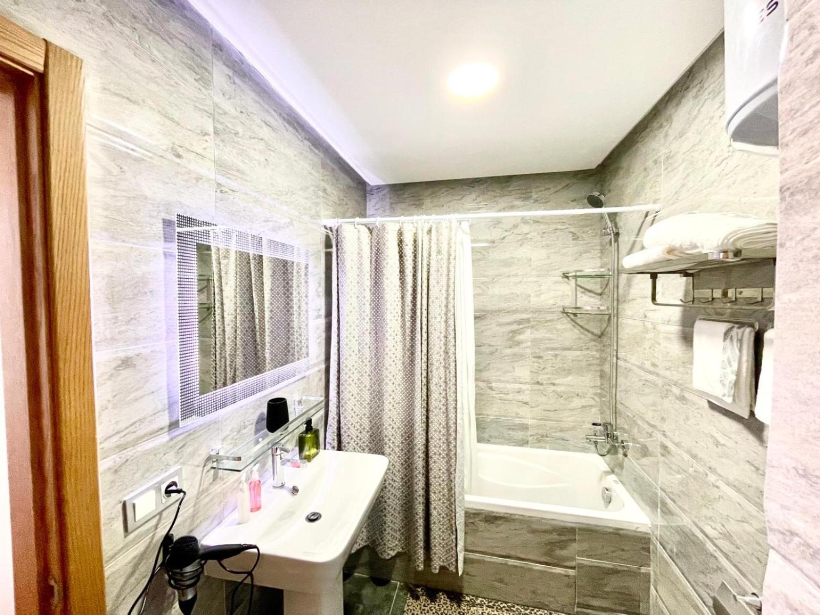 Modern Elegance With Sea Views In Central Tangier - Steps To Beach, Train And Attractions! Kültér fotó