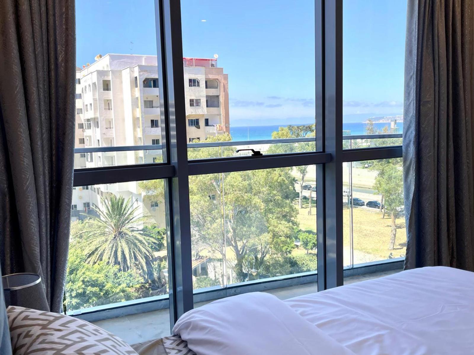 Modern Elegance With Sea Views In Central Tangier - Steps To Beach, Train And Attractions! Kültér fotó