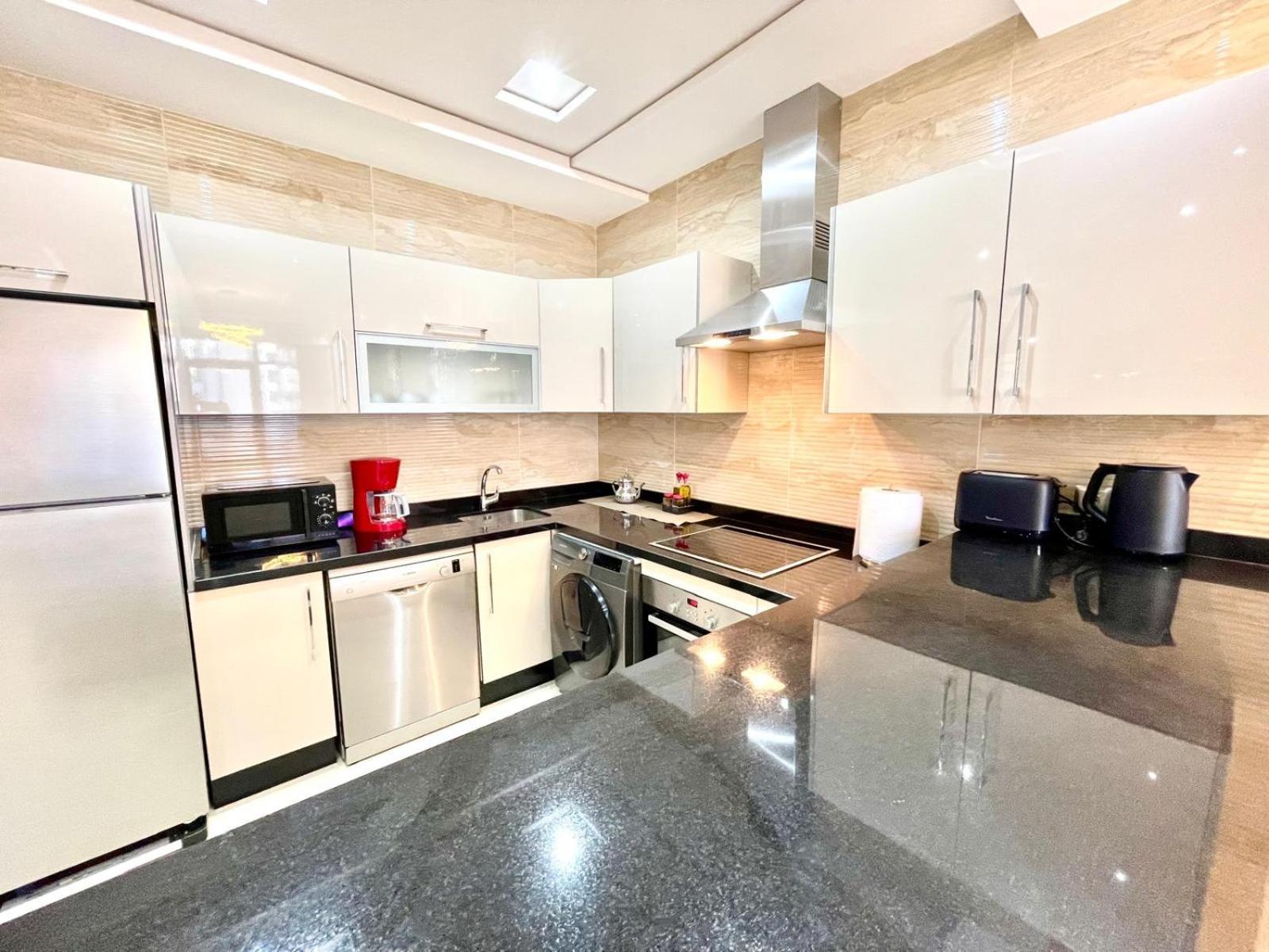 Modern Elegance With Sea Views In Central Tangier - Steps To Beach, Train And Attractions! Kültér fotó