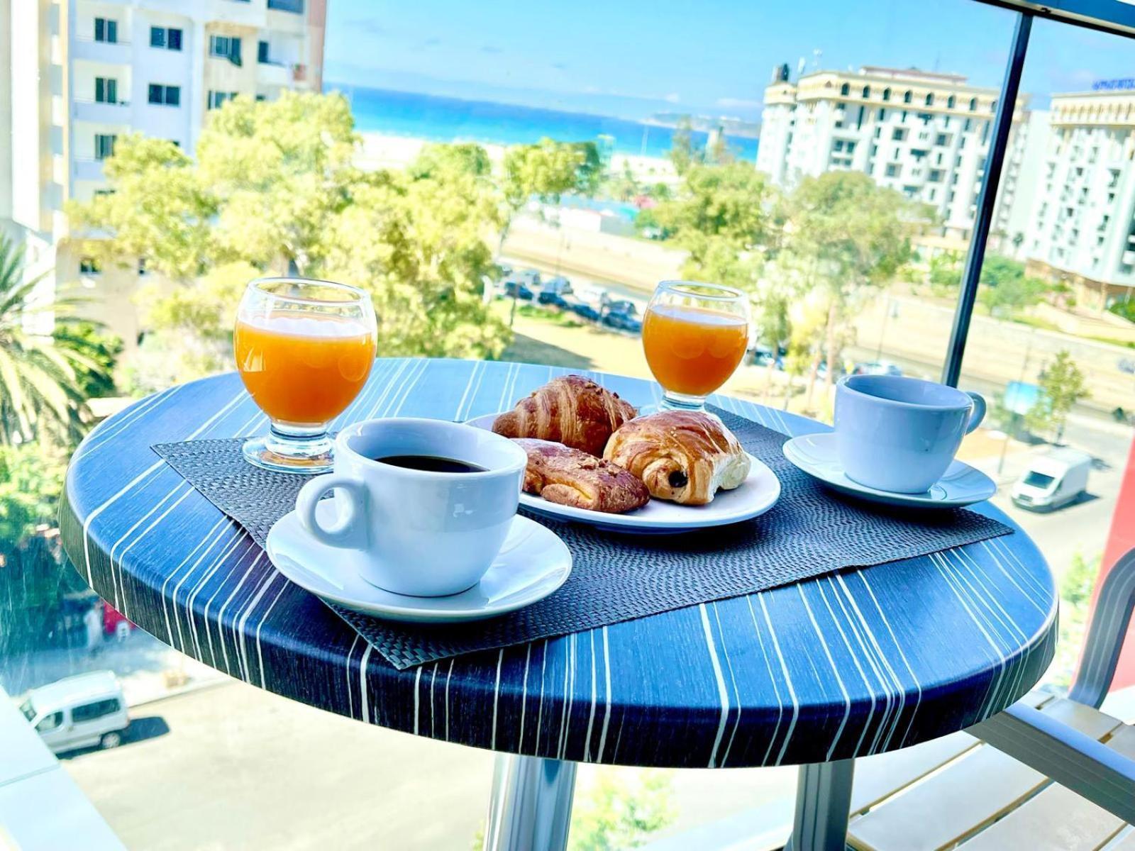 Modern Elegance With Sea Views In Central Tangier - Steps To Beach, Train And Attractions! Kültér fotó